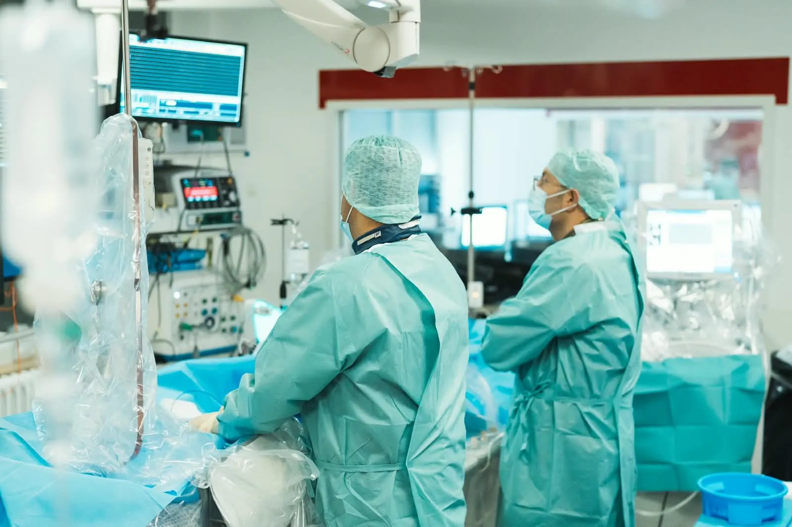 Two specialists during a rhythm procedure